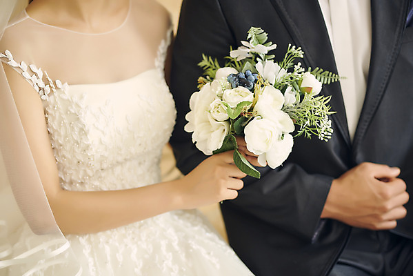 포토 JPG 스튜디오촬영 부부 커플 여자 남자 행복 신부 부케 웨딩드레스 신랑 결혼 실내 사랑 미소 앉기 정장 턱시도 상반신 20대 성인 두명 앞모습 30대 팔짱 다정 한국인 성인만 웨딩촬영 국내포토 드레스 옷 감정 뷰포인트 꽃다발 컨셉 관계 모션 표정 사람 동양인 이벤트 청년 내부 장년 기념사진 파일형식