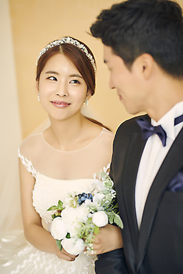 포토 JPG 스튜디오촬영 부부 커플 여자 남자 행복 신부 부케 웨딩드레스 신랑 결혼 실내 사랑 미소 앉기 정장 턱시도 상반신 20대 성인 두명 옆모습 30대 마주보기 다정 한국인 성인만 웨딩촬영 국내포토 드레스 옷 감정 뷰포인트 꽃다발 컨셉 관계 모션 표정 사람 동양인 이벤트 청년 내부 장년 기념사진 파일형식