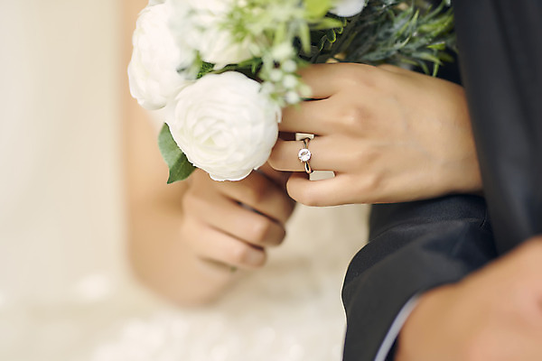 포토 JPG 스튜디오촬영 부부 커플 여자 남자 행복 신부 부케 웨딩드레스 신랑 결혼 실내 사랑 앉기 정장 턱시도 상반신 20대 성인 두명 30대 팔짱 다정 한국인 결혼반지 성인만 웨딩촬영 국내포토 드레스 옷 감정 꽃다발 컨셉 관계 모션 사람 동양인 이벤트 청년 내부 장년 반지 기념사진 파일형식