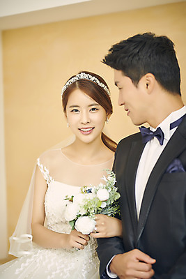 포토 JPG 스튜디오촬영 부부 커플 여자 남자 행복 신부 부케 웨딩드레스 신랑 결혼 실내 사랑 미소 앉기 정장 턱시도 상반신 20대 성인 두명 앞모습 30대 팔짱 다정 한국인 성인만 웨딩촬영 국내포토 드레스 옷 감정 뷰포인트 꽃다발 컨셉 관계 모션 표정 사람 동양인 이벤트 청년 내부 장년 기념사진 파일형식