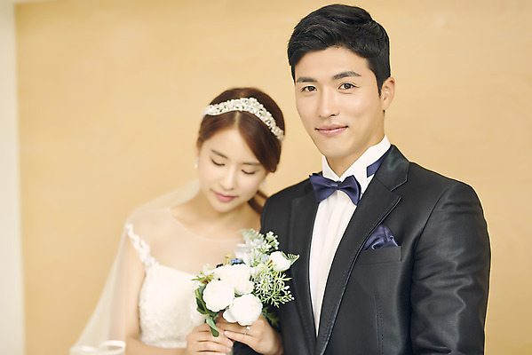 포토 JPG 스튜디오촬영 부부 커플 여자 남자 행복 신부 부케 웨딩드레스 신랑 결혼 실내 사랑 미소 앉기 정장 턱시도 상반신 20대 성인 두명 앞모습 30대 팔짱 다정 한국인 성인만 웨딩촬영 국내포토 드레스 옷 감정 뷰포인트 꽃다발 컨셉 관계 모션 표정 사람 동양인 이벤트 청년 내부 장년 기념사진 파일형식