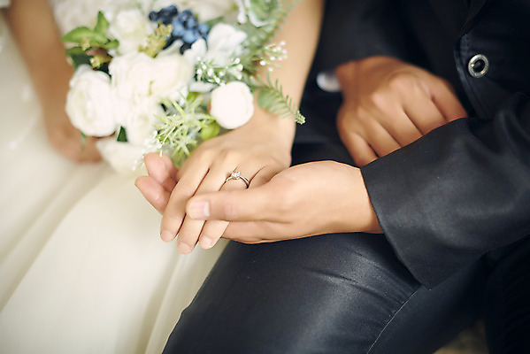 포토 JPG 스튜디오촬영 부부 커플 여자 남자 행복 신부 부케 웨딩드레스 신랑 결혼 실내 사랑 앉기 정장 턱시도 상반신 20대 성인 두명 앞모습 30대 손잡기 다정 한국인 결혼반지 성인만 웨딩촬영 국내포토 드레스 옷 감정 뷰포인트 꽃다발 컨셉 관계 모션 사람 동양인 이벤트 청년 내부 장년 반지 기념사진 파일형식