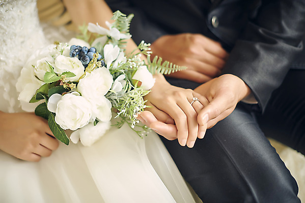 포토 JPG 스튜디오촬영 부부 커플 여자 남자 행복 신부 부케 웨딩드레스 신랑 결혼 실내 사랑 앉기 정장 턱시도 상반신 20대 성인 두명 앞모습 30대 손잡기 다정 한국인 결혼반지 성인만 웨딩촬영 국내포토 드레스 옷 감정 뷰포인트 꽃다발 컨셉 관계 모션 사람 동양인 이벤트 청년 내부 장년 반지 기념사진 파일형식