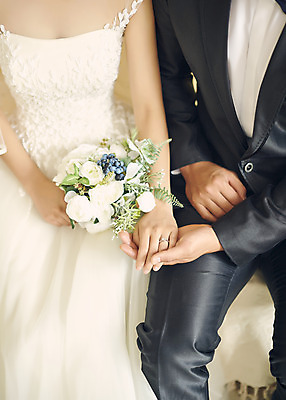 포토 JPG 스튜디오촬영 부부 커플 여자 남자 행복 신부 부케 웨딩드레스 신랑 결혼 실내 사랑 앉기 정장 턱시도 상반신 20대 성인 두명 앞모습 30대 손잡기 다정 한국인 결혼반지 성인만 웨딩촬영 국내포토 드레스 옷 감정 뷰포인트 꽃다발 컨셉 관계 모션 사람 동양인 이벤트 청년 내부 장년 반지 기념사진 파일형식