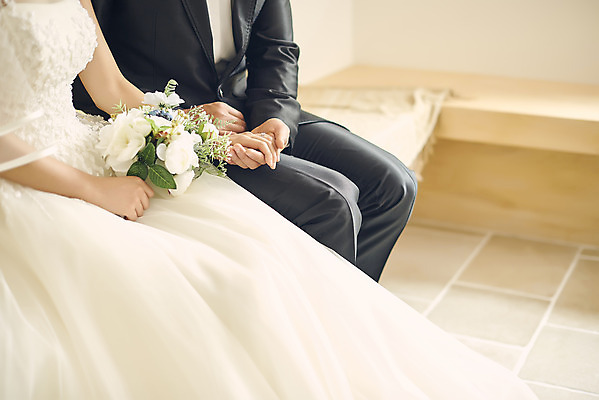 포토 JPG 스튜디오촬영 부부 커플 여자 남자 행복 신부 부케 웨딩드레스 신랑 결혼 실내 사랑 앉기 정장 턱시도 20대 성인 두명 옆모습 30대 손잡기 다정 한국인 하반신 성인만 웨딩촬영 국내포토 드레스 옷 감정 뷰포인트 꽃다발 컨셉 관계 모션 사람 동양인 이벤트 청년 내부 장년 기념사진 파일형식