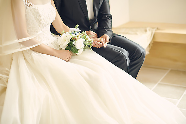 포토 JPG 스튜디오촬영 부부 커플 여자 남자 행복 신부 부케 웨딩드레스 신랑 결혼 실내 사랑 앉기 정장 턱시도 20대 성인 두명 옆모습 30대 손잡기 다정 한국인 하반신 성인만 웨딩촬영 국내포토 드레스 옷 감정 뷰포인트 꽃다발 컨셉 관계 모션 사람 동양인 이벤트 청년 내부 장년 기념사진 파일형식