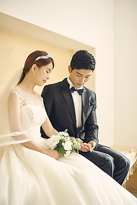 포토 JPG 스튜디오촬영 부부 커플 여자 남자 행복 신부 부케 웨딩드레스 신랑 결혼 실내 사랑 미소 앉기 정장 턱시도 상반신 20대 성인 두명 옆모습 30대 손잡기 다정 한국인 성인만 웨딩촬영 국내포토 드레스 옷 감정 뷰포인트 꽃다발 컨셉 관계 모션 표정 사람 동양인 이벤트 청년 내부 장년 기념사진 파일형식