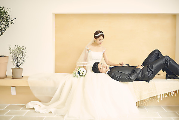 포토 JPG 스튜디오촬영 전신 부부 커플 여자 남자 행복 신부 부케 웨딩드레스 신랑 결혼 실내 사랑 미소 앉기 정장 턱시도 상반신 20대 성인 두명 앞모습 옆모습 30대 눕기 다정 한국인 무릎베개 성인만 웨딩촬영 국내포토 드레스 옷 감정 뷰포인트 꽃다발 컨셉 관계 모션 표정 사람 동양인 이벤트 청년 내부 장년 기념사진 파일형식