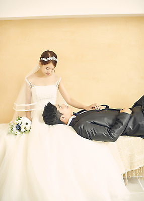 포토 JPG 스튜디오촬영 전신 부부 커플 여자 남자 행복 신부 부케 웨딩드레스 신랑 결혼 실내 사랑 미소 앉기 정장 턱시도 상반신 20대 성인 두명 앞모습 옆모습 30대 눕기 다정 한국인 무릎베개 성인만 웨딩촬영 국내포토 드레스 옷 감정 뷰포인트 꽃다발 컨셉 관계 모션 표정 사람 동양인 이벤트 청년 내부 장년 기념사진 파일형식
