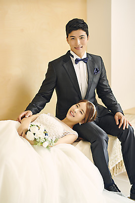 포토 JPG 스튜디오촬영 전신 부부 커플 여자 남자 행복 신부 부케 웨딩드레스 신랑 결혼 실내 사랑 미소 앉기 정장 턱시도 상반신 20대 성인 두명 앞모습 옆모습 30대 눕기 다정 한국인 무릎베개 성인만 웨딩촬영 국내포토 드레스 옷 감정 뷰포인트 꽃다발 컨셉 관계 모션 표정 사람 동양인 이벤트 청년 내부 장년 기념사진 파일형식