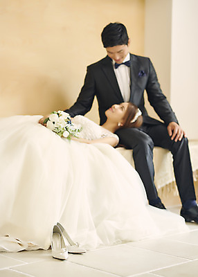포토 JPG 스튜디오촬영 전신 부부 커플 여자 남자 행복 신부 부케 웨딩드레스 신랑 결혼 실내 사랑 미소 앉기 정장 턱시도 상반신 20대 성인 두명 앞모습 옆모습 30대 눕기 다정 한국인 무릎베개 성인만 웨딩촬영 국내포토 드레스 옷 감정 뷰포인트 꽃다발 컨셉 관계 모션 표정 사람 동양인 이벤트 청년 내부 장년 기념사진 파일형식