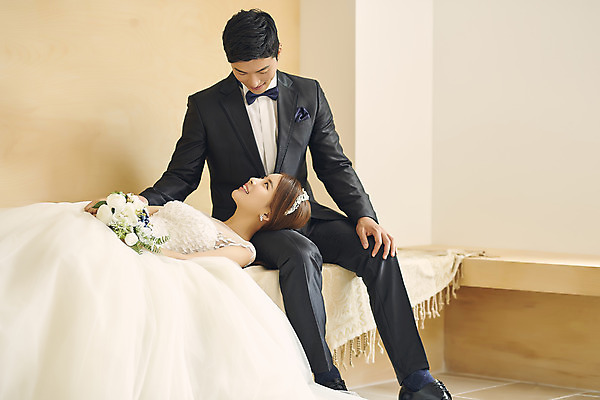 포토 JPG 스튜디오촬영 전신 부부 커플 여자 남자 행복 신부 부케 웨딩드레스 신랑 결혼 실내 사랑 미소 앉기 정장 턱시도 상반신 20대 성인 두명 앞모습 옆모습 30대 눕기 다정 한국인 무릎베개 성인만 웨딩촬영 국내포토 드레스 옷 감정 뷰포인트 꽃다발 컨셉 관계 모션 표정 사람 동양인 이벤트 청년 내부 장년 기념사진 파일형식