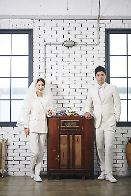 포토 JPG 스튜디오촬영 전신 부부 커플 여자 남자 행복 신부 신랑 결혼 실내 사랑 서기 미소 정장 20대 성인 두명 앞모습 30대 다정 한국인 즐거움 성인만 웨딩촬영 뉴트로 국내포토 옷 감정 뷰포인트 컨셉 관계 모션 표정 사람 동양인 이벤트 청년 내부 장년 복고 기념사진 파일형식