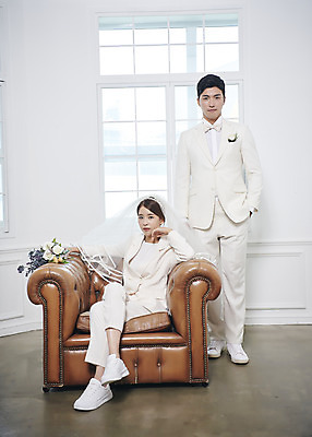 포토 JPG 스튜디오촬영 전신 부부 커플 여자 남자 행복 신부 신랑 결혼 실내 사랑 서기 미소 앉기 정장 20대 성인 두명 앞모습 30대 소파 다정 한국인 즐거움 성인만 웨딩촬영 국내포토 옷 감정 뷰포인트 컨셉 의자 관계 모션 표정 사람 동양인 이벤트 청년 내부 장년 기념사진 파일형식