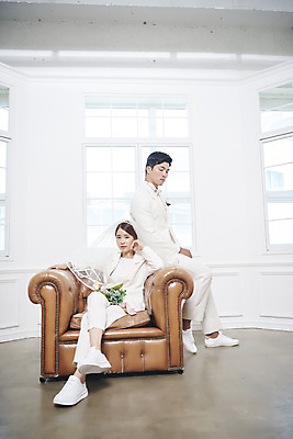 포토 JPG 스튜디오촬영 전신 부부 커플 여자 남자 행복 신부 신랑 결혼 실내 사랑 서기 미소 앉기 정장 20대 성인 두명 앞모습 옆모습 30대 소파 다정 한국인 즐거움 성인만 웨딩촬영 국내포토 옷 감정 뷰포인트 컨셉 의자 관계 모션 표정 사람 동양인 이벤트 청년 내부 장년 기념사진 파일형식