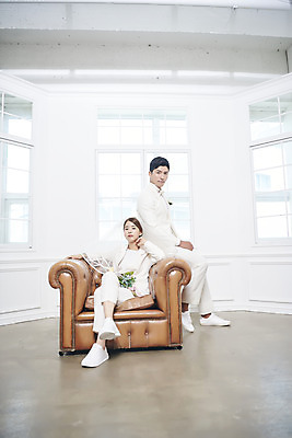 포토 JPG 스튜디오촬영 전신 부부 커플 여자 남자 행복 신부 신랑 결혼 실내 사랑 서기 미소 앉기 정장 20대 성인 두명 앞모습 옆모습 30대 소파 다정 한국인 즐거움 성인만 웨딩촬영 국내포토 옷 감정 뷰포인트 컨셉 의자 관계 모션 표정 사람 동양인 이벤트 청년 내부 장년 기념사진 파일형식