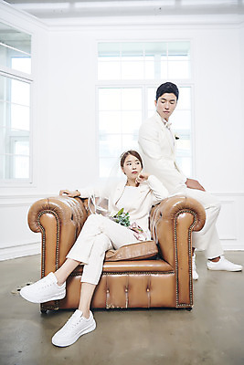 포토 JPG 스튜디오촬영 전신 부부 커플 여자 남자 행복 신부 신랑 결혼 실내 사랑 서기 미소 앉기 정장 20대 성인 두명 앞모습 옆모습 30대 소파 다정 한국인 즐거움 성인만 웨딩촬영 국내포토 옷 감정 뷰포인트 컨셉 의자 관계 모션 표정 사람 동양인 이벤트 청년 내부 장년 기념사진 파일형식