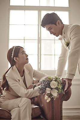 포토 JPG 스튜디오촬영 부부 커플 여자 남자 행복 신부 부케 신랑 결혼 실내 사랑 서기 미소 앉기 정장 상반신 20대 성인 두명 옆모습 30대 소파 마주보기 다정 한국인 즐거움 성인만 웨딩촬영 국내포토 옷 감정 뷰포인트 꽃다발 컨셉 의자 관계 모션 표정 사람 동양인 이벤트 청년 내부 장년 기념사진 파일형식