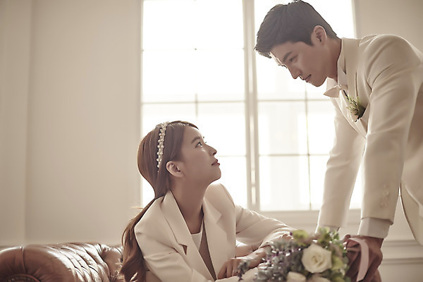 포토 JPG 스튜디오촬영 부부 커플 여자 남자 행복 신부 부케 신랑 결혼 실내 사랑 서기 미소 앉기 정장 상반신 20대 성인 두명 옆모습 30대 소파 마주보기 다정 한국인 즐거움 성인만 웨딩촬영 국내포토 옷 감정 뷰포인트 꽃다발 컨셉 의자 관계 모션 표정 사람 동양인 이벤트 청년 내부 장년 기념사진 파일형식