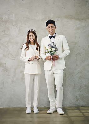 포토 JPG 스튜디오촬영 전신 부부 커플 여자 남자 행복 신부 부케 신랑 결혼 실내 사랑 서기 미소 들기 정장 20대 성인 두명 앞모습 30대 다정 한국인 즐거움 성인만 웨딩촬영 국내포토 옷 감정 뷰포인트 꽃다발 컨셉 관계 모션 표정 사람 동양인 이벤트 청년 내부 장년 기념사진 파일형식