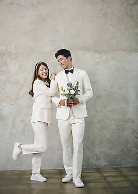포토 JPG 스튜디오촬영 전신 부부 커플 여자 남자 행복 신부 부케 신랑 결혼 실내 사랑 서기 미소 들기 정장 20대 성인 두명 앞모습 옆모습 30대 다정 한국인 즐거움 다리들기 성인만 웨딩촬영 국내포토 옷 감정 뷰포인트 꽃다발 컨셉 관계 모션 표정 사람 동양인 이벤트 청년 내부 장년 기념사진 파일형식