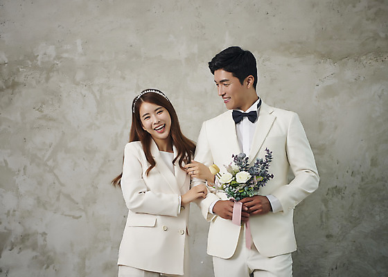 포토 JPG 스튜디오촬영 부부 커플 여자 남자 행복 신부 부케 신랑 결혼 실내 사랑 서기 미소 들기 정장 상반신 20대 성인 두명 앞모습 30대 팔짱 다정 한국인 즐거움 성인만 웨딩촬영 국내포토 옷 감정 뷰포인트 꽃다발 컨셉 관계 모션 표정 사람 동양인 이벤트 청년 내부 장년 기념사진 파일형식