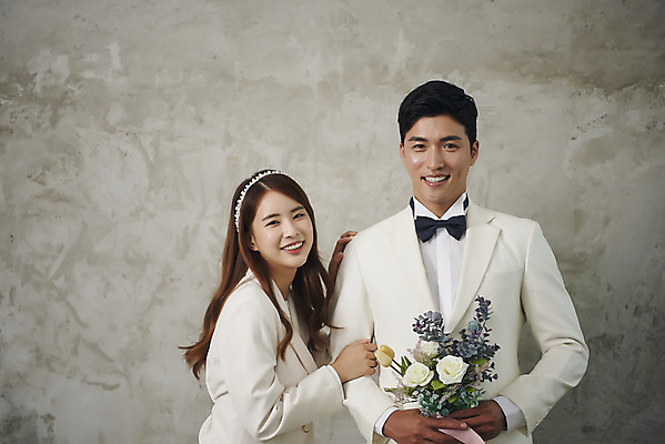 포토 JPG 스튜디오촬영 부부 커플 여자 남자 행복 신부 부케 신랑 결혼 실내 사랑 서기 미소 들기 정장 상반신 20대 성인 두명 앞모습 옆모습 30대 팔짱 다정 한국인 즐거움 성인만 웨딩촬영 국내포토 옷 감정 뷰포인트 꽃다발 컨셉 관계 모션 표정 사람 동양인 이벤트 청년 내부 장년 기념사진 파일형식