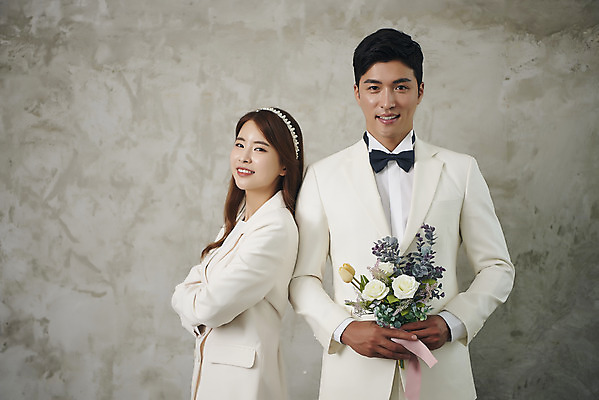 포토 JPG 스튜디오촬영 부부 커플 여자 남자 행복 신부 부케 신랑 결혼 실내 사랑 서기 미소 들기 정장 상반신 20대 성인 두명 앞모습 옆모습 30대 팔짱 다정 한국인 즐거움 성인만 웨딩촬영 국내포토 옷 감정 뷰포인트 꽃다발 컨셉 관계 모션 표정 사람 동양인 이벤트 청년 내부 장년 기념사진 파일형식