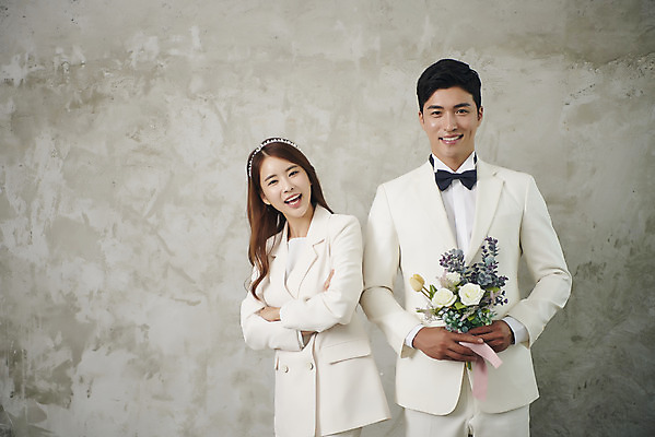 포토 JPG 스튜디오촬영 부부 커플 여자 남자 행복 신부 부케 신랑 결혼 실내 사랑 서기 미소 들기 정장 상반신 20대 성인 두명 앞모습 30대 팔짱 다정 한국인 즐거움 성인만 웨딩촬영 국내포토 옷 감정 뷰포인트 꽃다발 컨셉 관계 모션 표정 사람 동양인 이벤트 청년 내부 장년 기념사진 파일형식