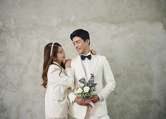 포토 JPG 스튜디오촬영 부부 커플 여자 남자 행복 신부 부케 신랑 결혼 실내 사랑 서기 미소 들기 정장 상반신 20대 성인 두명 앞모습 옆모습 30대 마주보기 기댐 다정 한국인 즐거움 성인만 웨딩촬영 국내포토 옷 감정 뷰포인트 꽃다발 컨셉 관계 모션 표정 사람 동양인 이벤트 청년 내부 장년 기념사진 파일형식