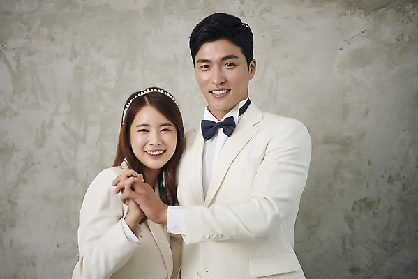 포토 JPG 스튜디오촬영 부부 커플 여자 남자 행복 신부 신랑 결혼 실내 사랑 서기 미소 정장 상반신 20대 성인 두명 앞모습 30대 손잡기 다정 한국인 즐거움 성인만 웨딩촬영 국내포토 옷 감정 뷰포인트 컨셉 관계 모션 표정 사람 동양인 이벤트 청년 내부 장년 기념사진 파일형식