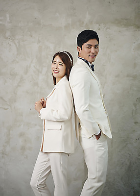 포토 JPG 스튜디오촬영 부부 커플 여자 남자 행복 신부 신랑 결혼 실내 사랑 서기 미소 정장 상반신 20대 성인 두명 옆모습 30대 다정 한국인 등맞대기 즐거움 성인만 웨딩촬영 국내포토 옷 감정 뷰포인트 컨셉 관계 모션 표정 사람 동양인 이벤트 청년 내부 장년 기념사진 파일형식