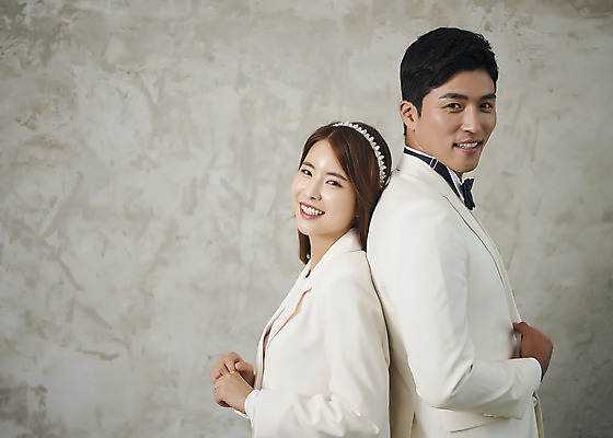 포토 JPG 스튜디오촬영 부부 커플 여자 남자 행복 신부 신랑 결혼 실내 사랑 서기 미소 정장 상반신 20대 성인 두명 옆모습 30대 다정 한국인 등맞대기 즐거움 성인만 웨딩촬영 국내포토 옷 감정 뷰포인트 컨셉 관계 모션 표정 사람 동양인 이벤트 청년 내부 장년 기념사진 파일형식