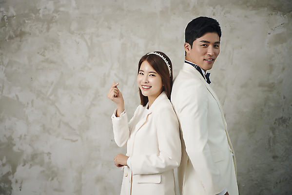 포토 JPG 스튜디오촬영 부부 커플 여자 남자 행복 신부 신랑 결혼 실내 사랑 서기 미소 정장 상반신 20대 성인 두명 옆모습 30대 다정 한국인 등맞대기 즐거움 손하트 성인만 웨딩촬영 국내포토 옷 감정 뷰포인트 컨셉 관계 모션 표정 사람 동양인 손짓 이벤트 청년 내부 장년 기념사진 파일형식