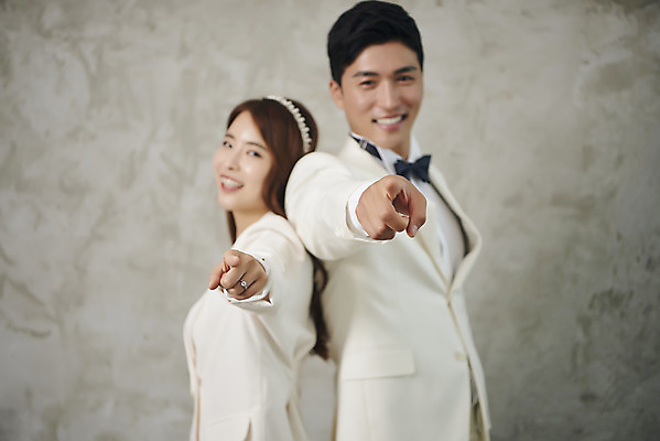 포토 JPG 스튜디오촬영 부부 커플 여자 남자 행복 신부 부케 신랑 결혼 실내 사랑 서기 미소 들기 정장 상반신 20대 성인 두명 옆모습 30대 다정 한국인 등맞대기 가리킴 즐거움 성인만 웨딩촬영 국내포토 옷 감정 뷰포인트 꽃다발 컨셉 관계 모션 표정 사람 동양인 손짓 이벤트 청년 내부 장년 기념사진 파일형식