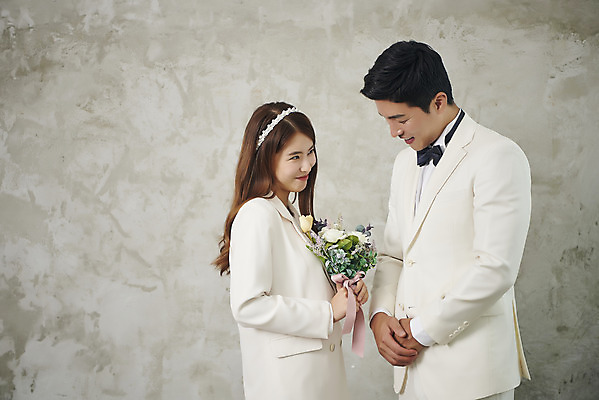 포토 JPG 스튜디오촬영 부부 커플 여자 남자 행복 신부 부케 신랑 결혼 실내 사랑 서기 미소 들기 정장 상반신 20대 성인 두명 옆모습 30대 다정 한국인 즐거움 손모으기 성인만 웨딩촬영 국내포토 옷 감정 뷰포인트 꽃다발 컨셉 관계 모션 표정 사람 동양인 손짓 이벤트 청년 내부 장년 기념사진 파일형식