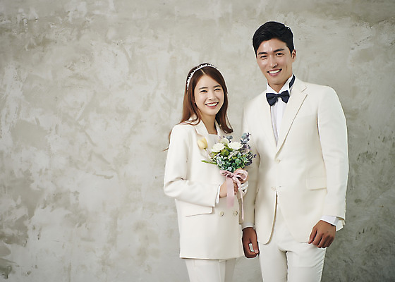 포토 JPG 스튜디오촬영 부부 커플 여자 남자 행복 신부 부케 신랑 결혼 실내 사랑 서기 미소 들기 정장 상반신 20대 성인 두명 앞모습 30대 다정 한국인 즐거움 성인만 웨딩촬영 국내포토 옷 감정 뷰포인트 꽃다발 컨셉 관계 모션 표정 사람 동양인 이벤트 청년 내부 장년 기념사진 파일형식