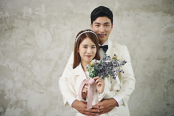 포토 JPG 스튜디오촬영 부부 커플 여자 남자 행복 신부 부케 신랑 결혼 실내 사랑 서기 미소 들기 정장 상반신 20대 성인 두명 앞모습 30대 다정 한국인 즐거움 백허그 성인만 웨딩촬영 국내포토 옷 감정 뷰포인트 꽃다발 컨셉 관계 모션 포옹 표정 사람 동양인 이벤트 청년 내부 장년 기념사진 파일형식