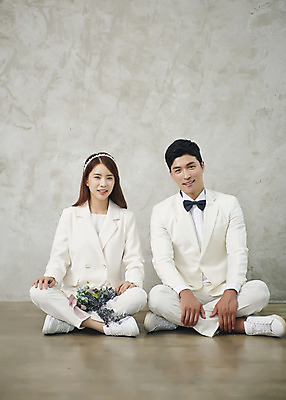 포토 JPG 스튜디오촬영 전신 부부 커플 여자 남자 행복 신부 부케 신랑 결혼 실내 사랑 미소 들기 앉기 정장 20대 성인 두명 앞모습 30대 다정 한국인 즐거움 성인만 웨딩촬영 국내포토 옷 감정 뷰포인트 꽃다발 컨셉 관계 모션 표정 사람 동양인 이벤트 청년 내부 장년 기념사진 파일형식