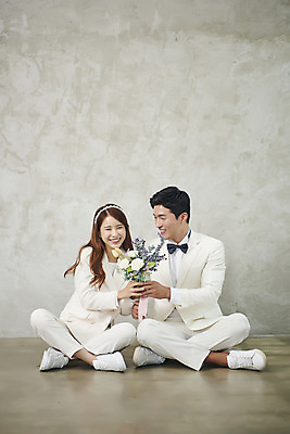 포토 JPG 스튜디오촬영 전신 부부 커플 여자 남자 행복 신부 부케 신랑 결혼 실내 사랑 미소 들기 앉기 정장 20대 성인 두명 앞모습 30대 손잡기 다정 한국인 즐거움 성인만 웨딩촬영 국내포토 옷 감정 뷰포인트 꽃다발 컨셉 관계 모션 표정 사람 동양인 이벤트 청년 내부 장년 기념사진 파일형식