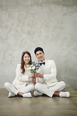 포토 JPG 스튜디오촬영 전신 부부 커플 여자 남자 행복 신부 부케 신랑 결혼 실내 사랑 미소 들기 앉기 정장 20대 성인 두명 앞모습 30대 손잡기 다정 한국인 즐거움 성인만 웨딩촬영 국내포토 옷 감정 뷰포인트 꽃다발 컨셉 관계 모션 표정 사람 동양인 이벤트 청년 내부 장년 기념사진 파일형식