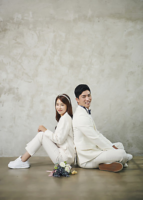 포토 JPG 스튜디오촬영 전신 부부 커플 여자 남자 행복 신부 부케 신랑 결혼 실내 사랑 미소 앉기 정장 20대 성인 두명 옆모습 30대 다정 한국인 등맞대기 즐거움 성인만 웨딩촬영 국내포토 옷 감정 뷰포인트 꽃다발 컨셉 관계 모션 표정 사람 동양인 이벤트 청년 내부 장년 기념사진 파일형식