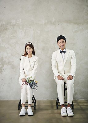 포토 JPG 스튜디오촬영 전신 부부 커플 여자 남자 행복 신부 부케 신랑 결혼 실내 사랑 미소 들기 앉기 정장 20대 성인 두명 앞모습 30대 다정 한국인 즐거움 공손 성인만 웨딩촬영 국내포토 옷 감정 뷰포인트 꽃다발 컨셉 관계 모션 표정 사람 동양인 이벤트 청년 내부 장년 기념사진 파일형식