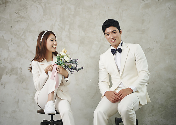 포토 JPG 스튜디오촬영 부부 커플 여자 남자 행복 신부 부케 신랑 결혼 실내 사랑 미소 들기 앉기 정장 상반신 20대 성인 두명 앞모습 30대 다정 한국인 즐거움 성인만 웨딩촬영 국내포토 옷 감정 뷰포인트 꽃다발 컨셉 관계 모션 표정 사람 동양인 이벤트 청년 내부 장년 기념사진 파일형식