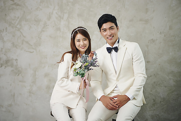 포토 JPG 스튜디오촬영 부부 커플 여자 남자 행복 신부 부케 신랑 결혼 실내 사랑 미소 들기 앉기 정장 상반신 20대 성인 두명 앞모습 30대 다정 한국인 즐거움 성인만 웨딩촬영 국내포토 옷 감정 뷰포인트 꽃다발 컨셉 관계 모션 표정 사람 동양인 이벤트 청년 내부 장년 기념사진 파일형식