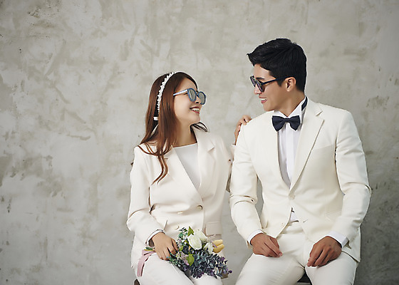 포토 JPG 스튜디오촬영 부부 커플 여자 남자 행복 신부 부케 신랑 결혼 실내 사랑 미소 들기 앉기 정장 상반신 20대 성인 두명 앞모습 30대 선글라스 마주보기 다정 한국인 즐거움 성인만 웨딩촬영 국내포토 옷 감정 안경 뷰포인트 꽃다발 컨셉 관계 모션 표정 사람 동양인 이벤트 청년 내부 장년 기념사진 파일형식