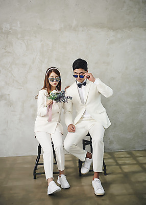 포토 JPG 스튜디오촬영 전신 부부 커플 여자 남자 행복 신부 부케 신랑 결혼 실내 사랑 미소 들기 앉기 정장 20대 성인 두명 앞모습 30대 선글라스 다정 한국인 즐거움 성인만 웨딩촬영 국내포토 옷 감정 안경 뷰포인트 꽃다발 컨셉 관계 모션 표정 사람 동양인 이벤트 청년 내부 장년 기념사진 파일형식