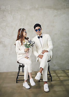 포토 JPG 스튜디오촬영 전신 부부 커플 여자 남자 행복 신부 부케 신랑 결혼 실내 사랑 미소 들기 앉기 정장 20대 성인 두명 앞모습 30대 선글라스 다정 한국인 즐거움 성인만 웨딩촬영 국내포토 옷 감정 안경 뷰포인트 꽃다발 컨셉 관계 모션 표정 사람 동양인 이벤트 청년 내부 장년 기념사진 파일형식