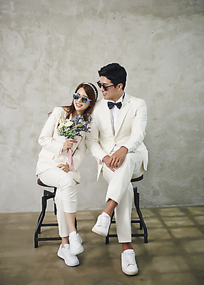 포토 JPG 스튜디오촬영 전신 부부 커플 여자 남자 행복 신부 부케 신랑 결혼 실내 사랑 미소 들기 앉기 정장 20대 성인 두명 앞모습 30대 선글라스 다정 한국인 즐거움 성인만 웨딩촬영 국내포토 옷 감정 안경 뷰포인트 꽃다발 컨셉 관계 모션 표정 사람 동양인 이벤트 청년 내부 장년 기념사진 파일형식