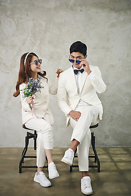 포토 JPG 스튜디오촬영 전신 부부 커플 여자 남자 행복 신부 부케 신랑 결혼 실내 사랑 미소 들기 앉기 정장 20대 성인 두명 앞모습 30대 선글라스 다정 한국인 즐거움 성인만 웨딩촬영 국내포토 옷 감정 안경 뷰포인트 꽃다발 컨셉 관계 모션 표정 사람 동양인 이벤트 청년 내부 장년 기념사진 파일형식